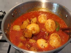 Potato Egg Curry : சப்பாத்தி, தோசைக்கு செம காம்பினேஷன்...உருளை முட்டைக்கறி...ட்ரை பண்ணுங்க..