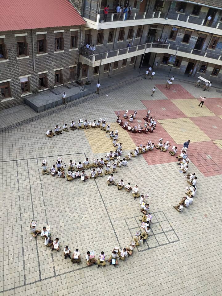 मुलांनी सगळे गणपती हती घेत मैदानावर मोठा ओमदेखील साकारला होता.