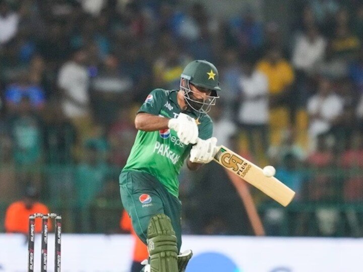 SL vs PAK Live Score: पाकिस्तान के लिए फखर-शफीक कर रहे हैं बैटिंग, विकेट की तलाश में श्रीलंका