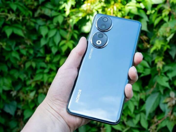 इधर आज, Honor ने भारत में एक नया स्मार्टफोन लॉन्च किया है. कंपनी ने 3 साल बाद भारतीय मार्केट में वापसी की है. Honor 90 को आप 18 सितंबर दोपहर 12 बजे के बाद आमजन से खरीद पाएंगे. मोबाइल फोन के 8/256GB वेरिएंट की कीमत 34,999 रुपये और 12/512GB वेरिएंट की कीमत 39,999 रुपये है. हालांकि कंपनी ग्राहकों को कुछ ऑफर्स भी प्रदान कर रही है.