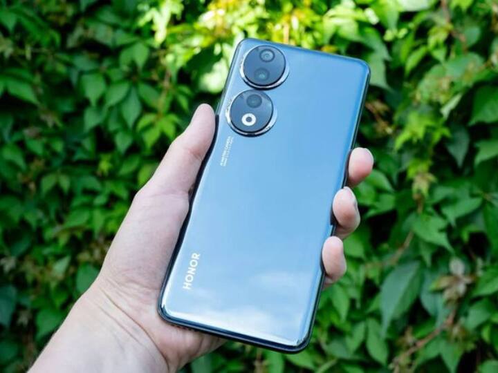 चीनी स्मार्टफोन निर्माता कंपनी हॉनर ने भारत में कमबैक कर लिया है. एंड्रॉइड मार्केट में कॉम्पिटिशन को बढ़ाते हुए कंपनी ने आज Honor 90 5G लॉन्च कर दिया है. मोबाइल फोन को आप अमेजन के माध्यम से खरीद पाएंगे.