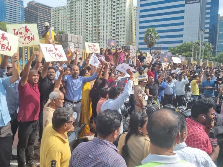 Political Slogan in Hyderabad IT Corridor in first time, Techies Support rally for tdp chief Chandrababu ఐటీ కారిడార్‌లో పొలిటికల్ కేక- చంద్రబాబు అరెస్ట్ పై భగ్గుమన్న ఐటీ ఉద్యోగులు