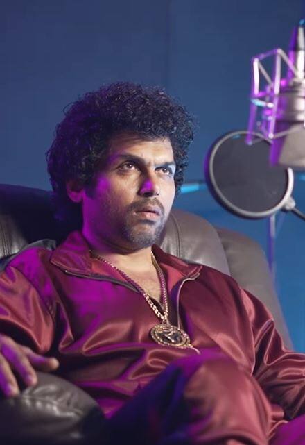 கடைசியில் யாரும் எதிர்பார்க்காத வகையில், வித்தியாசமான குரலில், “ ‘ஏய் கர்மா-ன்னா என்னனு தெரியுமா டா உனக்கு..இது வரைக்கும் நீ அடிச்ச கொசு எல்லாம் டைனோசரா மாறி உன் முன்னாடி வந்து நிக்கும்..” என வசனம் பேசி அசத்தியுள்ளார் கார்த்தி.