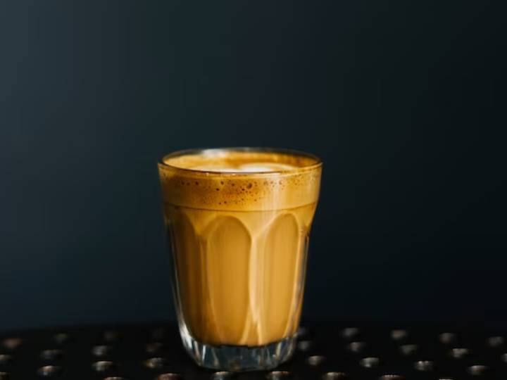 कॉफी में फैट की मात्रा काफी अधिक होती है. ऐसा इसलिए क्योंकि ताकि कॉफी पीने के बाद आपको काफी वक्त आपको भूख नहीं लगेगी.  नारियल का तेल और मक्खन आपको ऊर्जा प्रदान करता है जो आपको पूरे दिन के लिए ऊर्जावान बनाए रखने के लिए पर्याप्त है. बटर कॉफ़ी आमतौर पर बिना किसी मिठास के तैयार की जाती है, हालांकि, यदि आप चाहें, तो आप स्वाद के अनुसार इसमें थोड़ी चीनी, गुड़ या कोई अन्य मिठास मिला सकते हैं. तो जितनी जल्दी हो सके इस आसान बटर कॉफ़ी को आज़माएँ और इस समृद्ध और मलाईदार कॉफ़ी से अपने शरीर को ऊर्जा प्रदान करें.