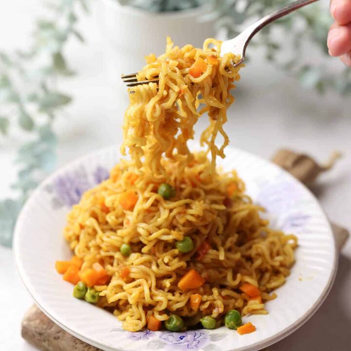 அனைத்து காய்கறிகளையும் ஒரு பாத்திரத்தில் சேர்த்து, அவற்றை முழுமையாக வதக்கவும்.