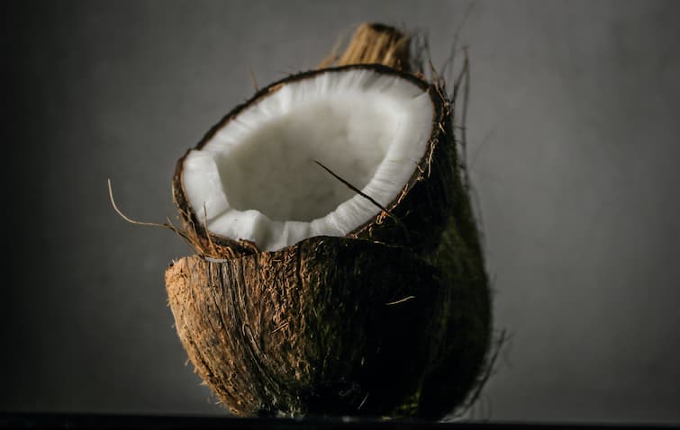 here-are-some-reasons-why-coconut-is-ideal-for-weight-loss Coconut Health Benefits: অতিরিক্ত মেদ ঝরাতে সাহায্য করে নারকেল, রয়েছে আরও অনেক গুণ, কেন খাবেন এই ফল?