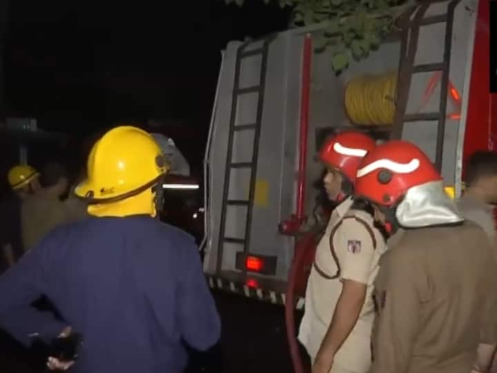 Delhi fierce Fire broke out in a garment warehouse in Karol Bagh  Delhi Fire: Delhi के कपड़ा गोदाम में भीषण आग, मचा हड़कंप, मौके पर पहुंची दमकल की 15 गाड़ियां