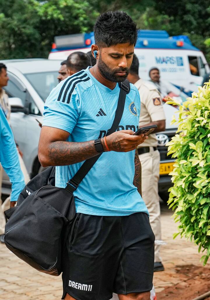 ভারতের জার্সিতে ২৬টি ওয়ান ডে ম্যাচে ৫১১ রান রয়েছে সূর্যকুমারের। করেছেন ২টি হাফসেঞ্চুরি।