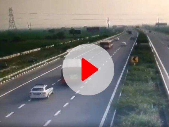 Ghaziabad Bus Accident at Delhi-Meerut Expressway in Mussoorie Police Station Area Watch: गाजियाबाद में दिल्ली-मेरठ एक्सप्रेसवे पर 12 फीट नीचे जा गिरी बस, देखें खौफनाक वीडियो