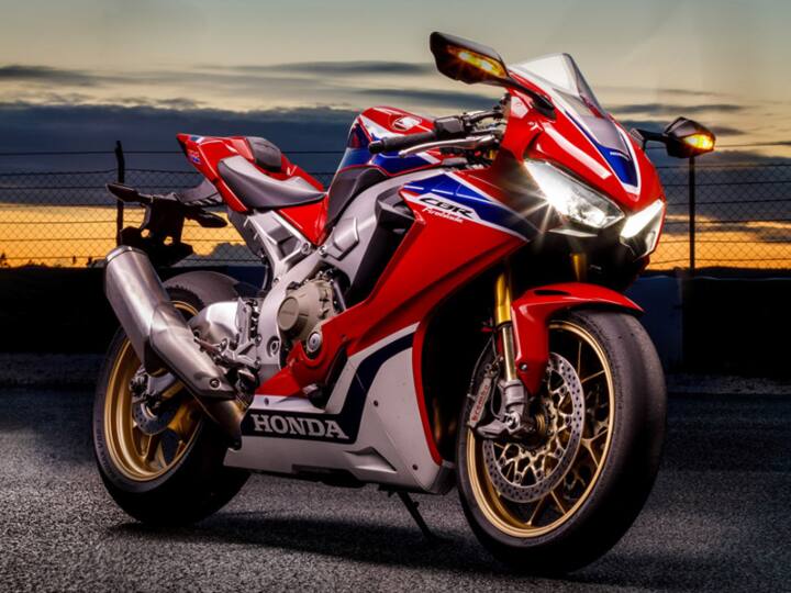 दूसरी शानदार स्पोर्ट बाइक होंडा सीबीआर 1000आरआर-आर है. इस बाइक की कीमत 32.88 लाख रुपए एक्स-शोरूम है. इसमें मौजूद 1000cc इंजन बाइक राइडर को एक अलग मजा देता  है और इसका वजन 201 किग्रा है.