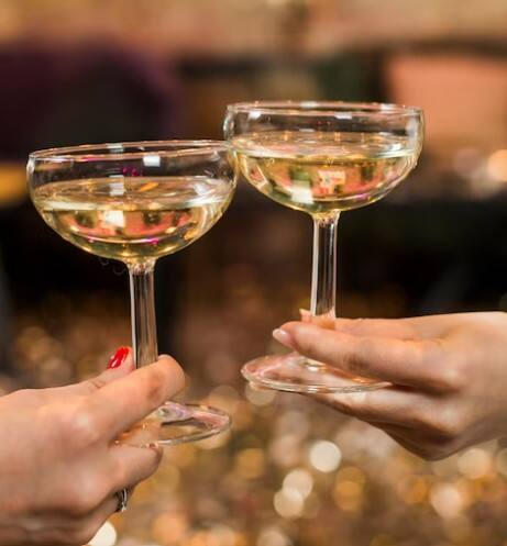 ਪੱਛਮੀ ਦੇਸ਼ਾਂ ਦੀ ਤਰਜ਼ 'ਤੇ ਹੁਣ ਭਾਰਤ ਅੰਦਰ ਵੀ ਸ਼ਰਾਬ ਪੀਣ ਦਾ ਰੁਝਾਨ ਵਧ ਰਿਹਾ ਹੈ। ਬਹੁਤ ਸਾਰੇ ਲੋਕ ਅਜਿਹੇ ਹਨ ਜੋ ਸ਼ੌਕ ਵਜੋਂ ਤੇ ਬਹੁਤ ਘੱਟ ਮਾਤਰਾ 'ਚ ਸ਼ਰਾਬ ਪੀਂਦੇ ਹਨ, ਪਰ ਕੁਝ ਲੋਕ ਅਜਿਹੇ ਵੀ ਹਨ ਜੋ ਕਿਸੇ ਵੀ ਚੀਜ਼ ਦੀ ਪ੍ਰਵਾਹ ਕੀਤੇ ਬਗੈਰ ਸ਼ਰਾਬ ਪੀਂਦੇ ਰਹਿੰਦੇ ਹਨ। ਉਹ ਲੋਕ ਸ਼ਰਾਬ ਪੀਣ 'ਚ ਇੰਨੇ ਮਗਨ ਹੋ ਜਾਂਦੇ ਹਨ ਕਿ ਇਸ ਦੌਰਾਨ ਉਨ੍ਹਾਂ ਨੂੰ ਇਹ ਵੀ ਯਾਦ ਨਹੀਂ ਰਹਿੰਦਾ ਕਿ ਉਨ੍ਹਾਂ ਨੇ ਅਗਲੇ ਦਿਨ ਦਫ਼ਤਰ ਜਾਣਾ ਹੈ ਜਾਂ ਕੋਈ ਹੋਰ ਜ਼ਰੂਰੀ ਕੰਮ ਕਰਨਾ ਹੈ।