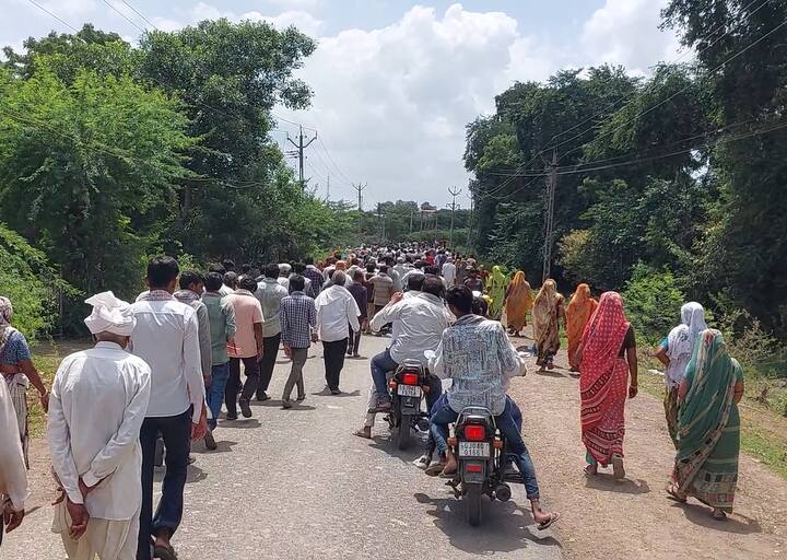 રાત્રે હાઈવે પર બનેલી કમકમાટીભરી ઘટનાને કારણે રાજસ્થાન નેશનલ હાઈવે મોતની ચિચિયારીઓથી ગુંજી ઉઠયો હતો. અકસ્માત એટલો ભયંકર હતો કે ચારે કોર લાસો વિખેરાયેલી પડી હતી.