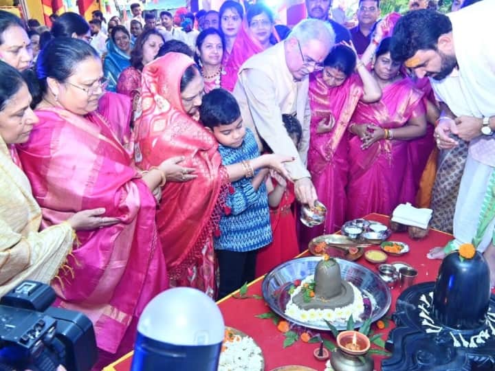 CM Bhupesh Baghel participated in Pora Tija festival at CM residence in Raipur Chhattisgarh ANN  Tija Pora 2023: सीएम भूपेश बघेल के आवास पर मना पोरा तीजा, बड़ी संख्या में महिलाएं हुईं शामिल