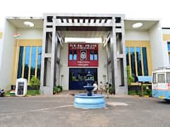 జైల్లో చంద్రబాబు, సెలవుపై రాజమండ్రి జైలు సూపరింటెండెంట్ - భద్రతపై ప్రశ్నలు!