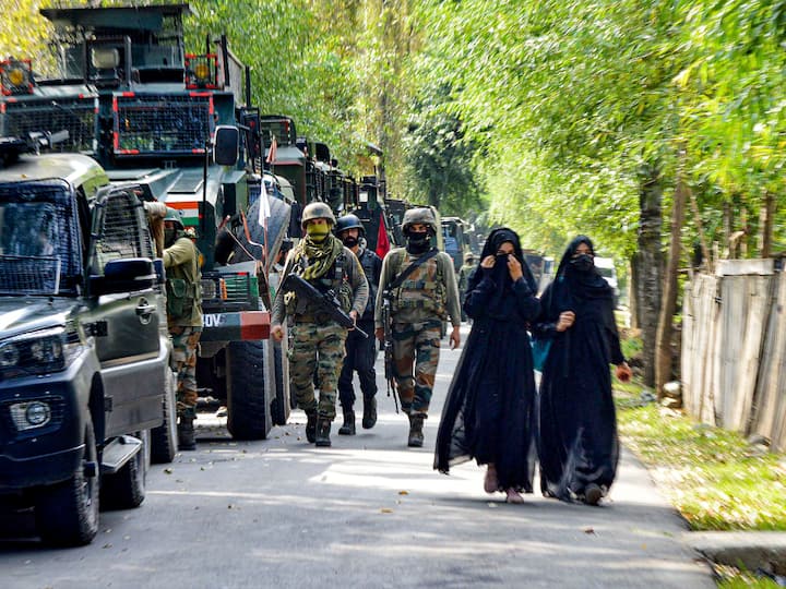 Gadole area of Kokernag in Anantnag district has been cordoned off amid the operations by security forces. Security personnel are using night vision devices to operate in the dark. (Source: PTI)