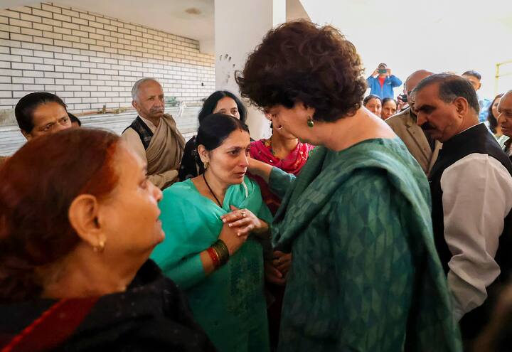 Priyanka Gandhi in Shimla: काँग्रेस नेत्या प्रियांका गांधी सध्या हिमाचल दौऱ्यावर आहेत. त्यांनी कुल्लू, मनालीसह शिमल्यातील पूरग्रस्त भागांना भेट दिली आणि नागरिकांशी संवाद साधला.