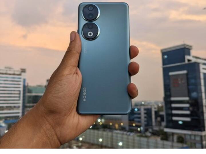 Honor 90 को कंपनी ने 2 स्टोरेज ऑप्शन में लॉन्च किया है जिसमें 8/256GB वेरिएंट की कीमत 37,999 रुपये और 12/512GB वेरिएंट की कीमत 39,999 रुपये है. मोबाइल फोन को आप डायमंड सिल्वर, ग्रीन और ब्लैक कलर में खरीद पाएंगे.