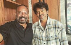 Vijay Latest Photo : ‘ரத்தமாரே ரத்தமாரே… என்ன பெத்ததாரே..’ அப்பா அம்மாவுடன் நடிகர் விஜய்!