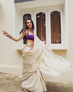 Neha Shetty: ఇలా చీరకడితే ఎవరైనా పడిపోవాల్సిందే