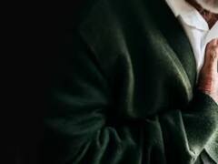 Health Tips : हृदयविकाराचा झटका येताच दिसतात 'ही' लक्षणं; वेळीच 'या' गोष्टींची काळजी घ्या