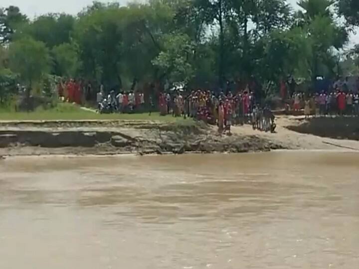 Bihar Boat Capsizes Boat carrying school children capsizes in Bagmati river in Beniabad area of Bihars Muzaffarpur Boat Capsizes : 34 विद्यार्थ्यांना घेऊन निघालेली नाव उलटली, 18 बेपत्ता, बिहारमधील धक्कादायक घटना 