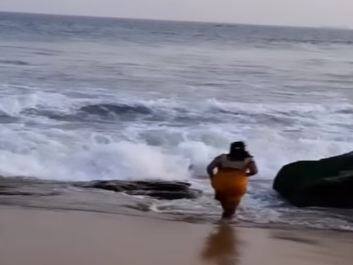 stupid woman risks life playing with high tides in ocean Viral Video: ਸਮੁੰਦਰ ਨੂੰ ਮੌਤ ਦਾ ਸੱਦਾ ਦਿੰਦੀ ਰਹੀ ਔਰਤ, ਸਾੜੀ ਪਾ ਕੇ ਕੀਤਾ ਅਜਿਹਾ ਖ਼ਤਰਨਾਕ ਕੰਮ