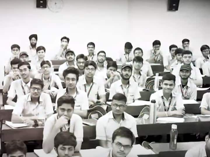 ये तो सच है कोटा में माहौल मिलता है! मगर किसका... पढ़ाई का या फिर सुसाइड का? Study in Kota Know about Education System of kota and how Students feel pressure in kota ये तो सच है कोटा में माहौल मिलता है! मगर किसका... पढ़ाई का या फिर सुसाइड का?