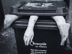 पब्लिक डस्टबिन में पड़ी मिली डरावनी 'डेड बॉडी', पुलिस के देखकर उड़े होश, जांच हुई तो सामने आया ये खौफनाक 'सच'