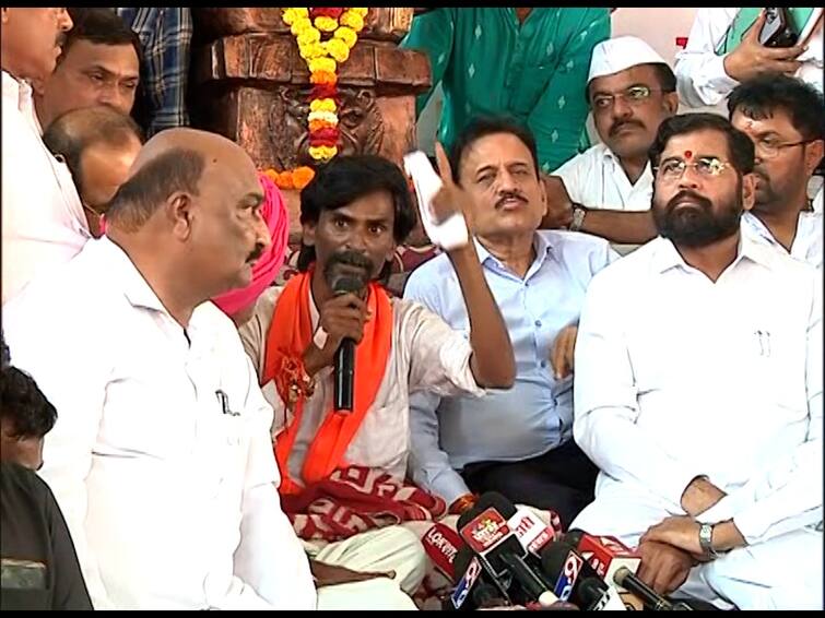 How many ministers arrived along with the CM Eknath shinde to solve the hunger strike of Manoj Jarange Patil Manoj Jarange Patil : चार कॅबिनेट मंत्री, एक केंद्रीय मंत्री, स्वत: मुख्यमंत्री, आमदार-खासदार, उपोषण सोडताना जरांगेंच्या मंचावर कोण कोण?