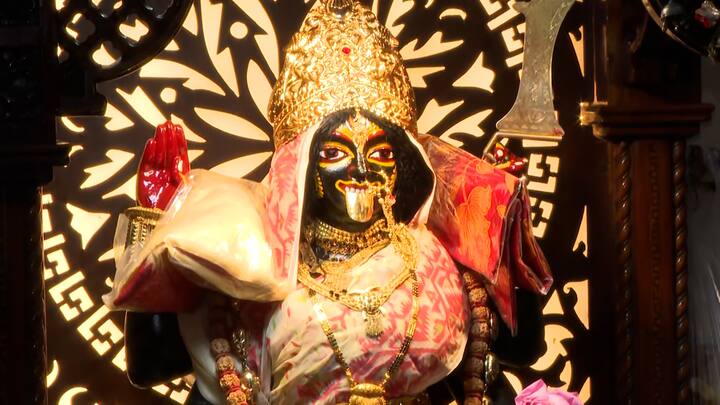 প্রাকৃতিক দুর্যোগ উপেক্ষা করে ভিড় জমিয়েছেন ভক্তরা।