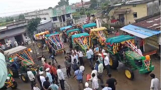 शेतीच्या कामात बैलाची जागा घेतलेल्या ट्रॅक्टरचा पोळा भरवला.