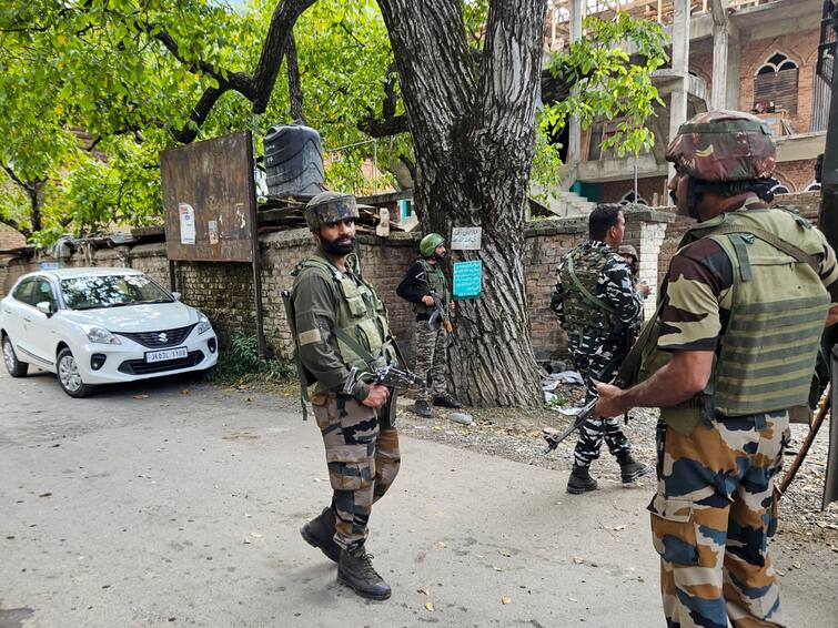 Jammu Kashmir Anantnag Encounter Day After Deaths Of Security Personnel 2 LeT Terrorists Encircled J&K: Fresh Firing In Anantnag Day After 3 Security Officers Killed In Encounters, LeT Terrorists 'Encircled'