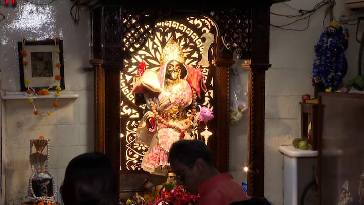 লেক কালীবাড়িতেও চলছে শক্তির আরাধনা।