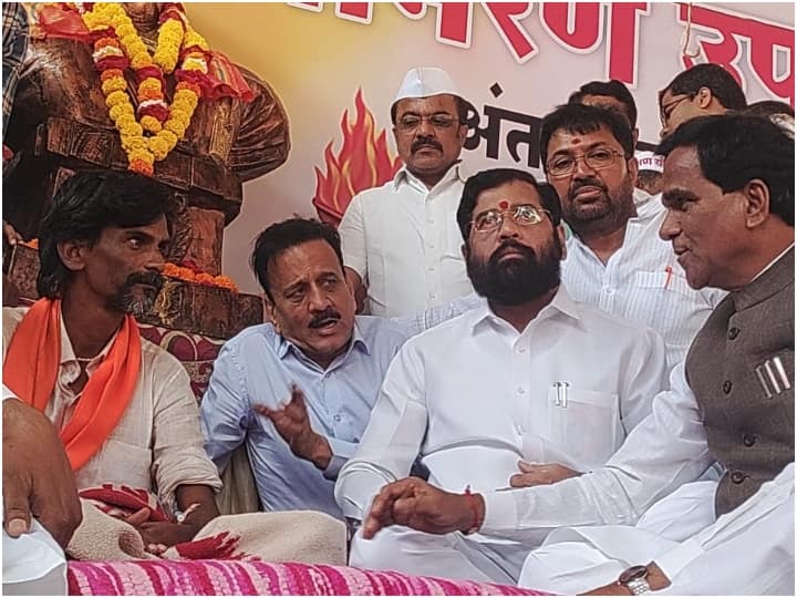 maratha reservation after meeting cm eknath shinde manoj jarange ends his  hunger strike | Maratha Reservation: मनोज जरांगे ने खत्म की भूख हतड़ाल, CM  शिंद ने पिलाया जूस, देखें तस्वीरें