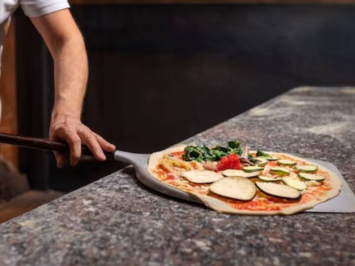 जब सॉस की मुलायम बनावट बन जाए तो इसे रेफ्रिजरेटर में रखें और ढककर 40 मिनट तक ठंडा होने दें। टोस्ट पर लगाएं या सलाद और एन्जो में उपयोग करें.