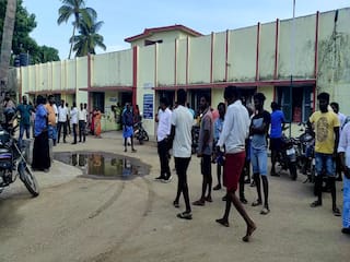 cheyyur  young man committed suicide by stabbing his girlfriend due to one-sided love கண்ணை மறைத்த ஒருதலை காதல்: காதலியை கொல்ல முயன்று தற்கொலை செய்துகொண்ட இளைஞர்