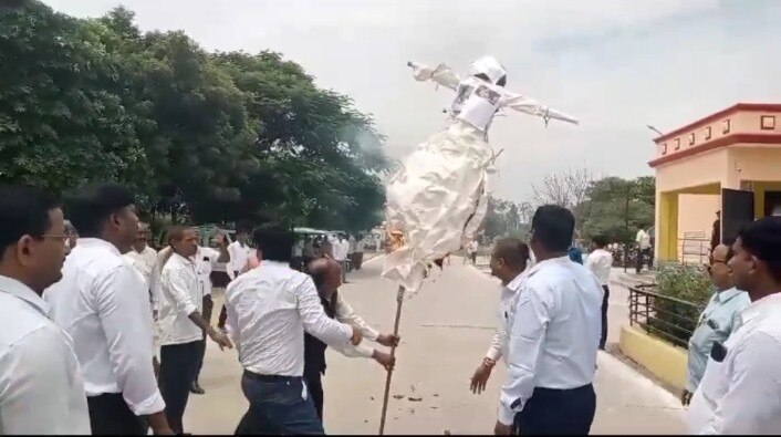 Advocate Protest: उन्नाव में वकीलों ने सरकार का पुतला फूंककर जताया विरोध, हापुड़ के DM-SP पर कार्रवाई की मांग