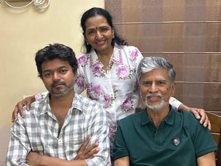 Vijay Latest Photo :  தனது பெற்றோர்களாகிய இயக்குநர் எஸ்.ஏ.சந்திரசேகர் மற்றும் சோபாவுடன் புகைப்படம் எடுத்துள்ளார் விஜய். இந்த புகைப்படம் பல லைக்ஸ்களை அள்ளி வருகிறது.