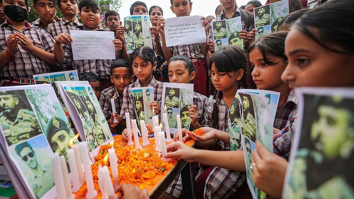 Children Pay Respect:জম্মু ও কাশ্মীরের অনন্তনাগ জেলায় বুধবার সন্ত্রাসবাদীদের সঙ্গে তুমুল গুলির লড়াইয়ে প্রাণ হারালেন দুই সেনা অফিসার ও পুলিশের উচ্চপদস্থ কর্তা। যন্ত্রণায় কান্না থামছে না পরিজনদের।