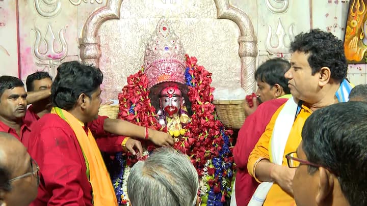 এদিন মায়ের শিলামূর্তিকে স্নান করানোর পর পরানো হয় রাজবেশ। কথিত আছে, এই দিনই তপস্যায় সিদ্ধিলাভ করেন সাধক বামাখ্যাপা।