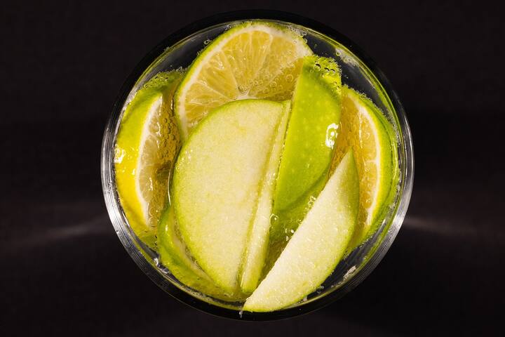 எலுமிச்சை, தண்ணீர் மற்றும் பிற பழங்களில் இருந்து தயாரிக்கப்படும் டிடாக்ஸ் நீர் வளர்சிதை மாற்றத்தை அதிகரிக்க உதவும்.