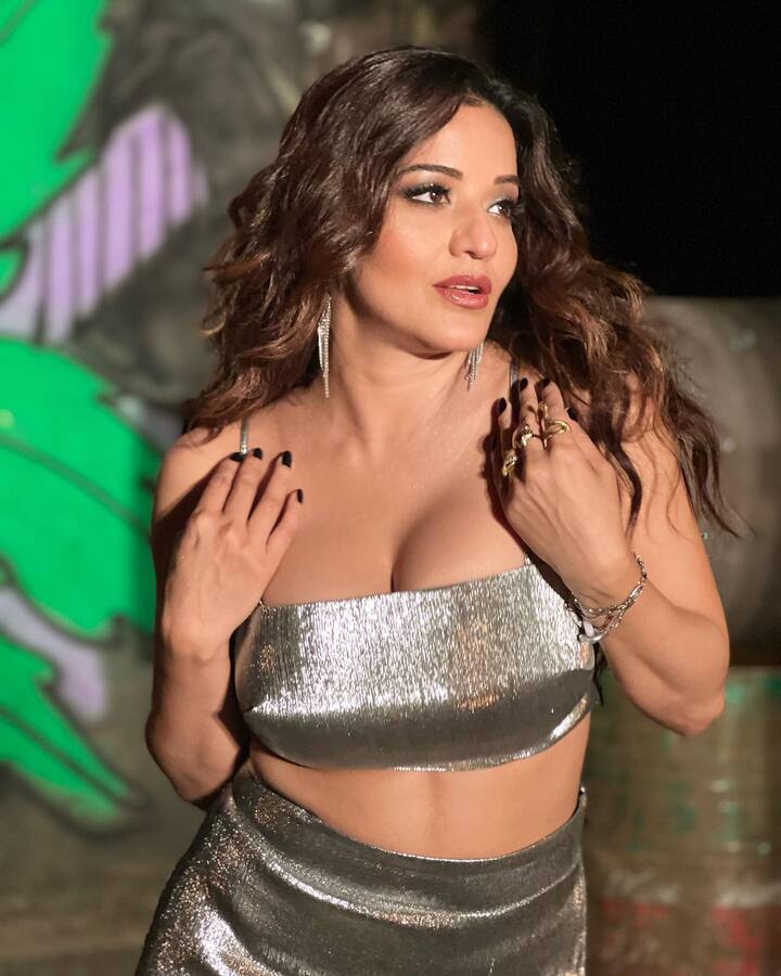 લેટેસ્ટ ફોટોઝમાં મોનાલિસા શોર્ટ સ્કર્ટ પહેરેલી જોવા મળી રહી છે.