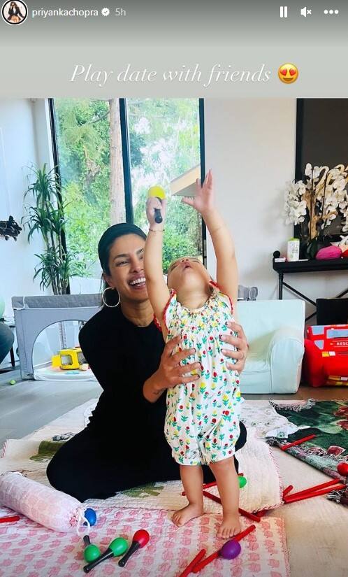 उन्होंने अपने इंस्टा स्टोरी पर मालती की कई सारी तस्वीरें शेयर की हैं, जिसमें प्रियंका अपनी बेटी  संग खेलती हुई दिखाई दे रही हैं. इन तस्वीरों में मां-बेटी का काफी खूबसूरत बॉन्ड देखने को मिल रहा है.