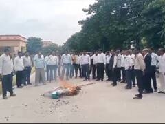 उन्नाव में वकीलों ने सरकार का पुतला फूंककर जताया विरोध, हापुड़ के DM-SP पर कार्रवाई की मांग