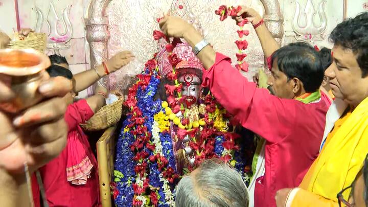 ভোরবেলা মঙ্গলারতি দিয়ে পুজোর সূচনা হয়। মঙ্গলারতির পর পাঁচরকম ফল, পাঁচরকম মিষ্টি, ক্ষীর দিয়ে দেওয়া হয় শীতল ভোগ।