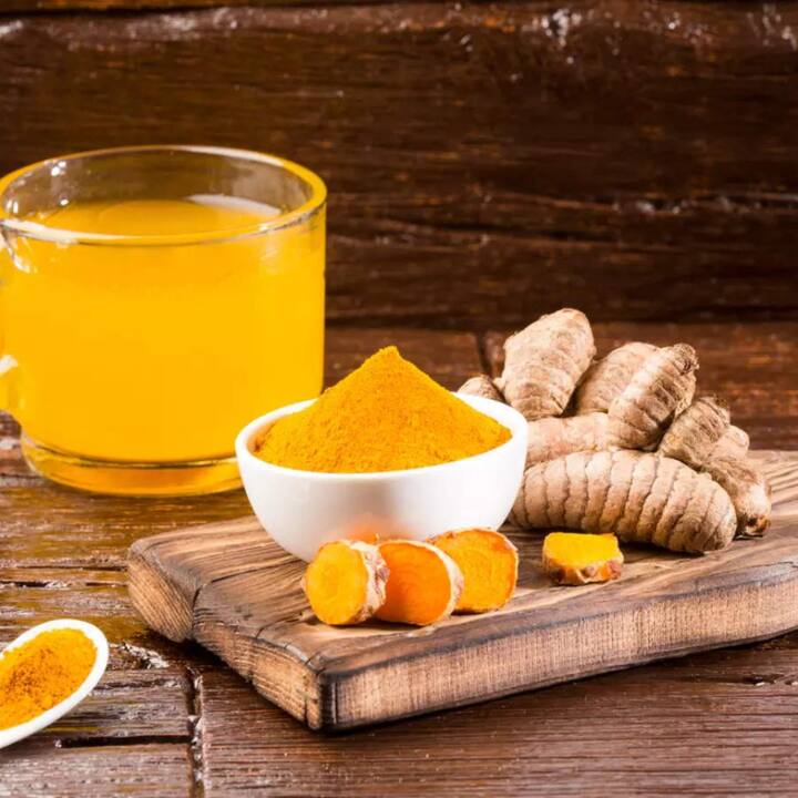 ਇਮਿਊਨਿਟੀ ਵਧਾਉਣ ਲਈ ਤੁਹਾਨੂੰ ਰੋਜ਼ਾਨਾ ਖਾਲੀ ਪੇਟ ਹਲਦੀ ਦਾ ਪਾਣੀ ਪੀਣਾ ਚਾਹੀਦਾ ਹੈ।