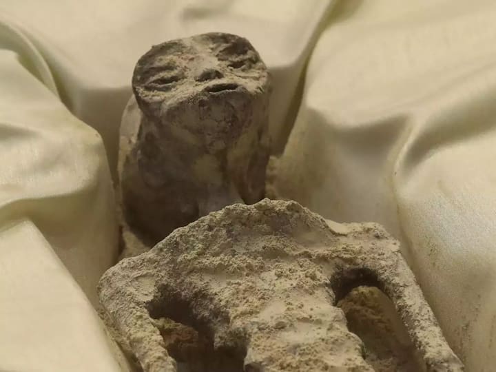 Mexico 1000 year old alien bodies with three fingers metal implants displayed తవ్వకాల్లో బయట పడ్డ ఏలియన్ డెడ్‌బాడీస్‌! వెయ్యేళ్ల క్రితం మనుషులతో కలిసి జీవించాయట?