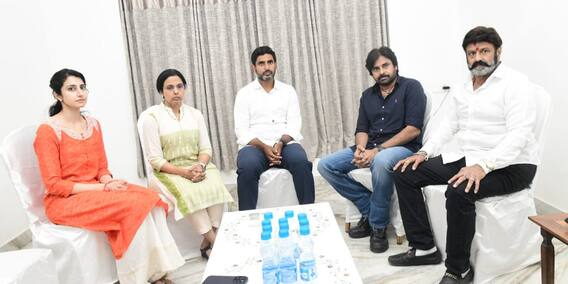 Pawan Kalyan Meets Nara Bhuvaneswari: రాజమండ్రిలో భువనేశ్వరిని కలిసిన పవన్ కల్యాణ్