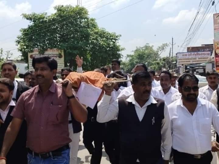 Basti Advocate Protest burnt effigy of Chief Minister Yogi Adityanath ANN Advocate Protest: बस्ती प्रशासन के मंसूबे पर वकीलों ने फेरा पानी, कंधे पर सरकार की अर्थी निकालकर जताया विरोध