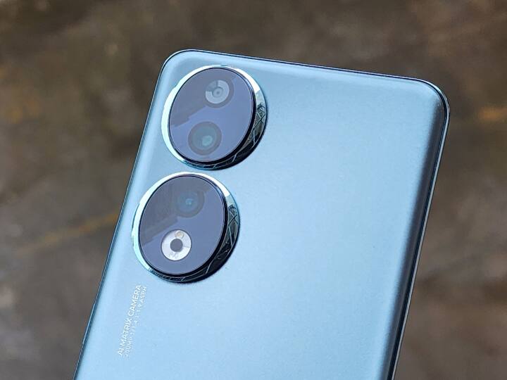 मोबाइल फोन में आपको  Snapdragon 7 Gen 1 SOC, 200MP का प्राइमरी कैमरा और 5000 एमएएच की बैटरी 66 वॉट के फास्ट चार्जिंग के साथ मिलती है.